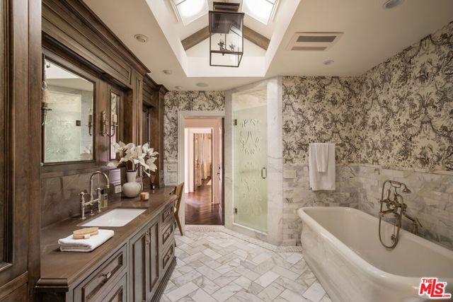 5 Bed Home for Sale in Los Angeles, California