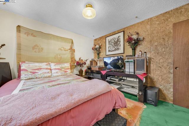 1738 7Th St, Berkeley CA: https://media.crmls.org/mediaz/c6345305-bec5-4446-9feb-52091d1d0382.jpg