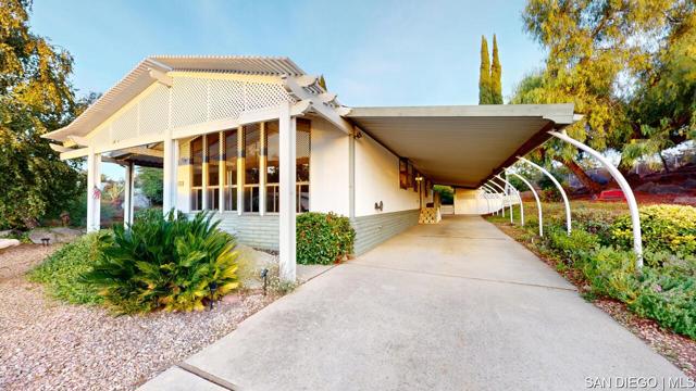 18218 Paradise Mountain Rd, Valley Center CA: https://media.crmls.org/mediaz/c63571e0-052f-4237-9137-42e56f080008.jpg