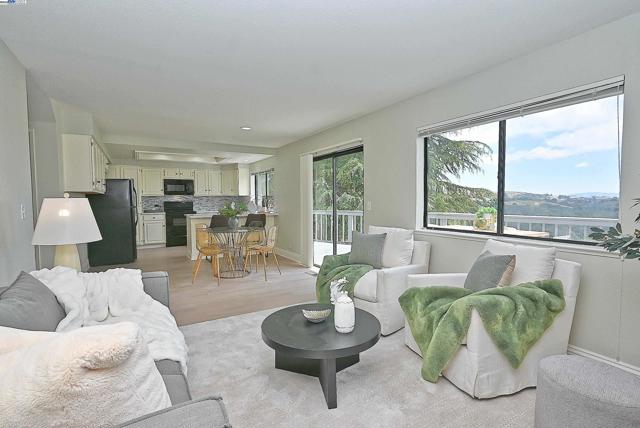 6525 Bellhurst Ln, Castro Valley CA: https://media.crmls.org/mediaz/c6359ea9-2fd7-4e46-ac78-ac41b3fc4736.jpg
