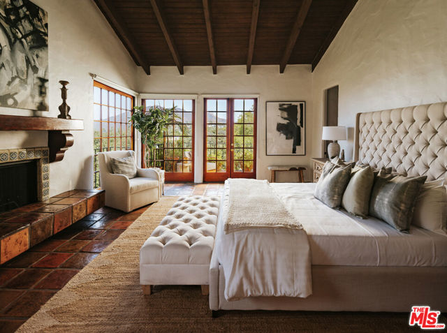 2942 Passmore Drive, Los Angeles CA: https://media.crmls.org/mediaz/c636777c-7d1c-4765-84f0-cb820c97c207.jpg