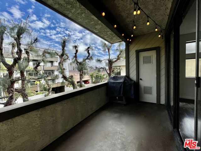 1505 Purdue Avenue, Los Angeles CA: https://media.crmls.org/mediaz/c6372f7c-a463-48ef-9eae-a6ce335b5f47.jpg