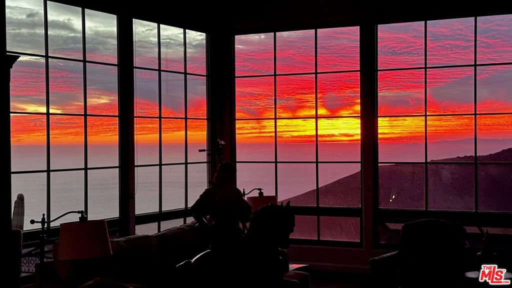 https://media.crmls.org/mediaz/c6374a94-cb64-4dd5-a190-745b5e4a7639.jpg?preset=X-Large