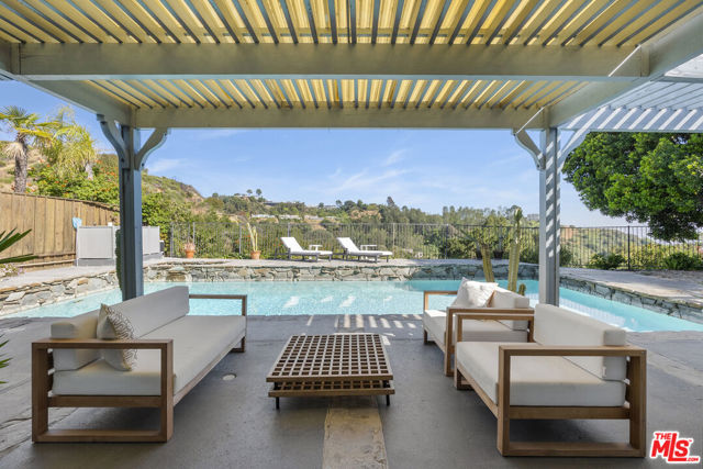 2252 Gloaming Way, Beverly Hills CA: https://media.crmls.org/mediaz/c63754a7-5f94-46b9-87ef-1e3b9aac4e4a.jpg