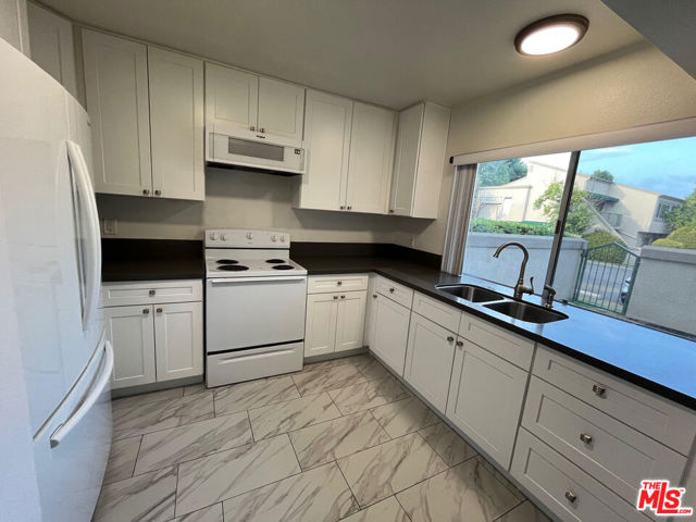18524 Mayall Street, Northridge CA: https://media.crmls.org/mediaz/c6376723-5cb1-448c-99d5-9a9791a05321.jpg