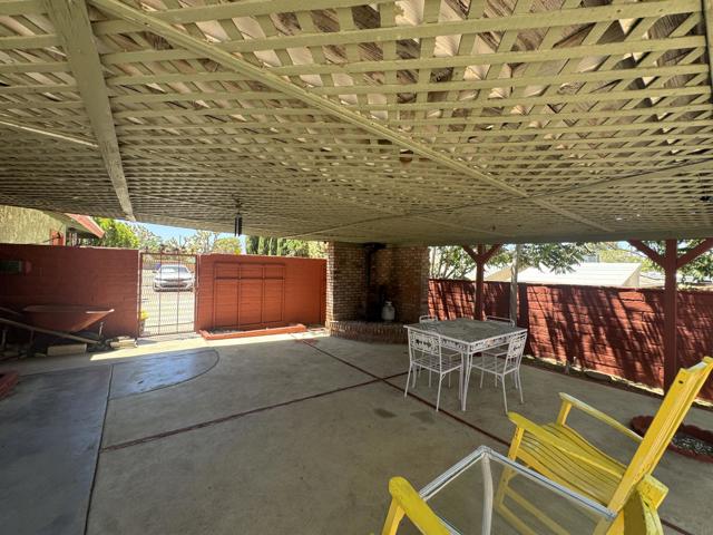 7585 Joshua Lane, Yucca Valley CA: https://media.crmls.org/mediaz/c637c6b8-a986-4aad-ad1a-f36366d48d06.jpg