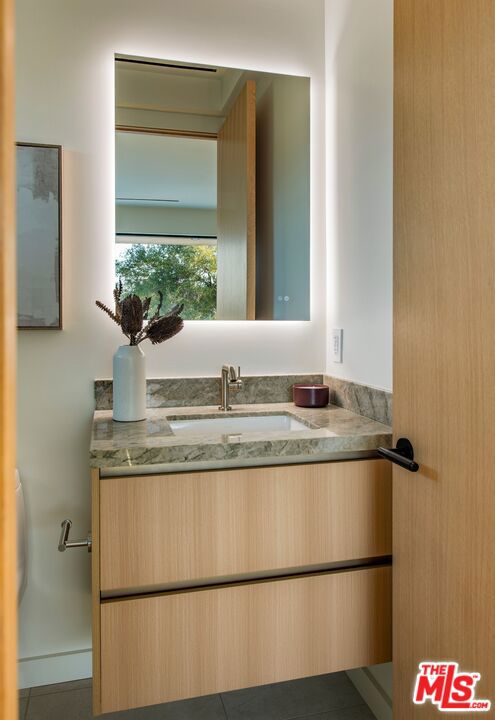 12806 Admiral Avenue, Los Angeles CA: https://media.crmls.org/mediaz/c637c848-d863-4510-8d97-588de7ae29dc.jpg