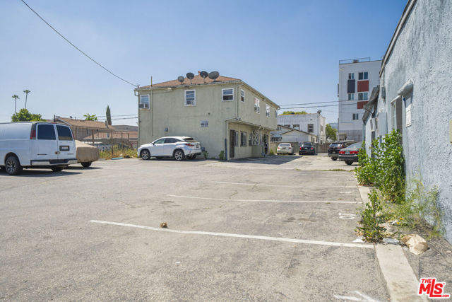 1452 W Jefferson Boulevard, Los Angeles CA: https://media.crmls.org/mediaz/c6383366-5a83-4cd0-86de-f24deae71640.jpg