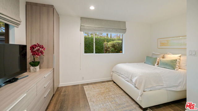 602 N Whittier Drive, Beverly Hills CA: https://media.crmls.org/mediaz/c638493d-4871-4b57-b2d3-5d31637d5724.jpg