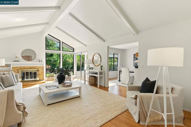 154 Selborne Way, Moraga CA: https://media.crmls.org/mediaz/c638945a-5330-4c39-921b-f181e807a30a.jpg