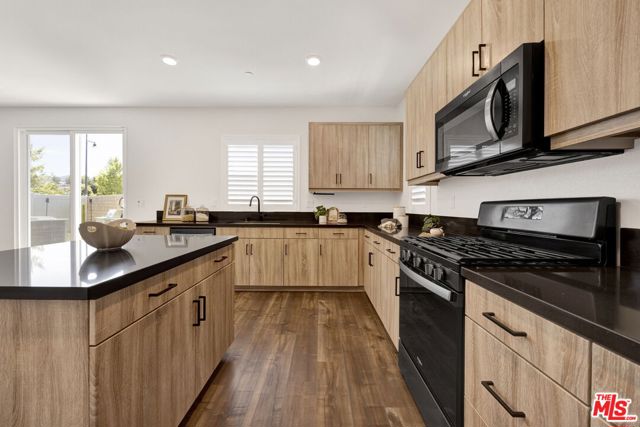 17028 Zion, Santa Clarita CA: https://media.crmls.org/mediaz/c638f078-4be2-41e7-86b4-6ebf54e9ffe8.jpg