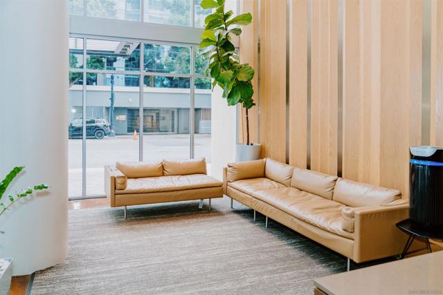 1240 India St, San Diego CA: https://media.crmls.org/mediaz/c639e387-98c9-4425-a0e6-c32a56bc65ff.jpg
