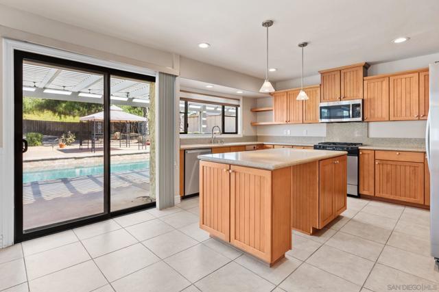16345 Bassett Ct, Ramona CA: https://media.crmls.org/mediaz/c63c71fb-a5c2-4cf7-9cef-78f34572063b.jpg