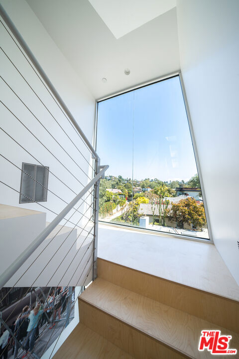 211 Entrada Drive, Santa Monica CA: https://media.crmls.org/mediaz/c63cb0f1-d1ca-4e24-be47-32fe759cf573.jpg