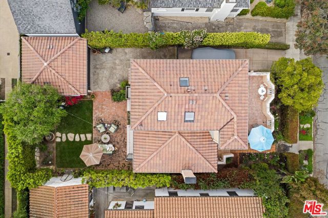 305 E Islay Street, Santa Barbara CA: https://media.crmls.org/mediaz/c63fa0c2-c3ad-47df-b12b-ef80886ea1d8.jpg