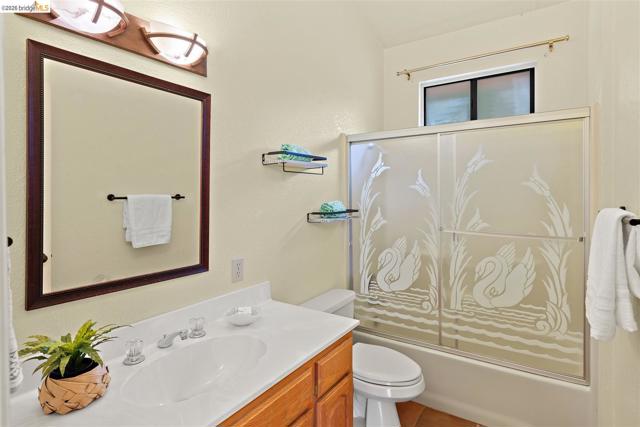 6065 Dimm Way, Richmond CA: https://media.crmls.org/mediaz/c64117b5-c839-45bf-966f-17a0eb0e5176.jpg