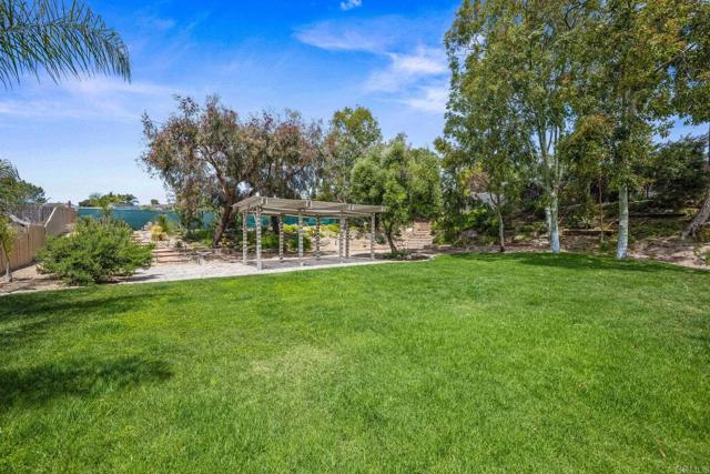 Detail Gallery Image 10 of 28 For 325 Santa Helena Dr, Solana Beach,  CA 92075 - 6 Beds | 4 Baths