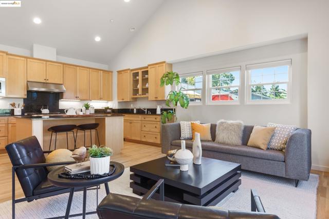 50 Pine Hills Ct, Oakland CA: https://media.crmls.org/mediaz/c643a49b-0a81-4fe2-bc8e-7c2ab085c1ad.jpg
