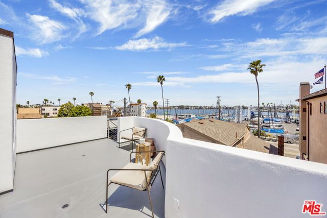 7019 E Seaside Walk, Long Beach CA: https://media.crmls.org/mediaz/c644eb0f-0f04-450c-b2d9-80069fd4018e.jpg