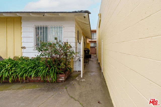 7801 Crenshaw Boulevard, Los Angeles CA: https://media.crmls.org/mediaz/c646aa29-e6b1-4ef0-8a1e-2bc33d38cd8d.jpg