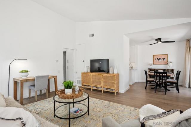 545 Shady Brook Pl, Escondido CA: https://media.crmls.org/mediaz/c647b10d-89b9-401d-b8ac-1c9550bf03dc.jpg