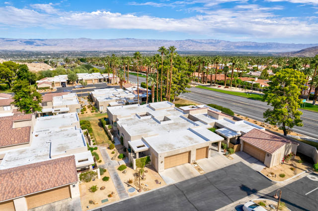 72516 Sandstone Lane, Palm Desert CA: https://media.crmls.org/mediaz/c64844f6-331c-4006-9b2f-7905a06bdf2b.jpg