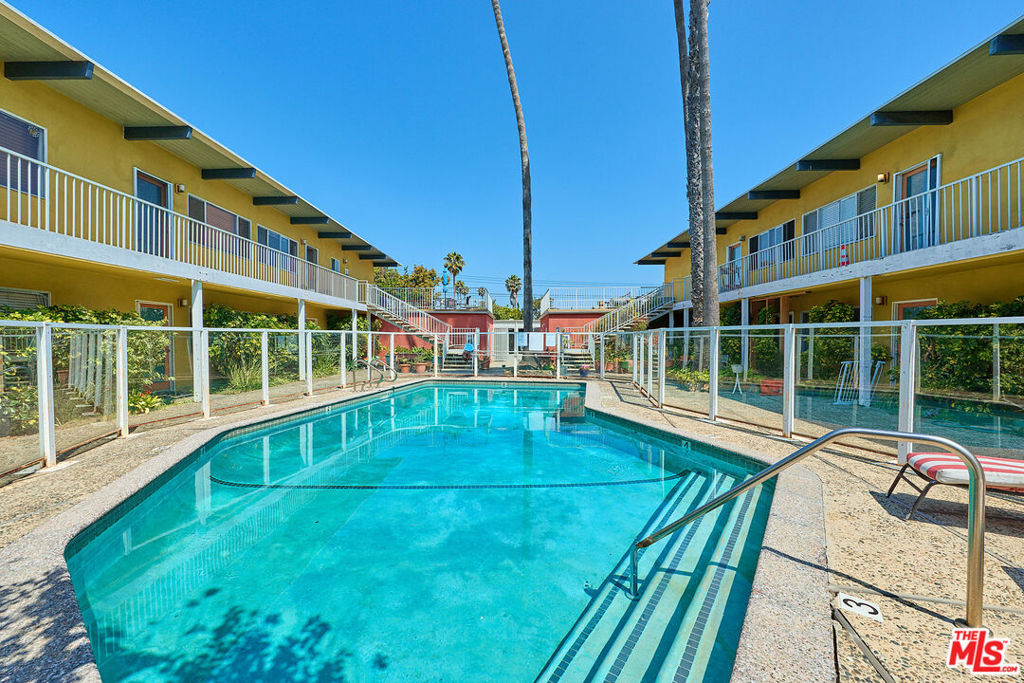 https://media.crmls.org/mediaz/c648a716-142d-4456-a2f9-b5741559e817.jpg?preset=X-Large