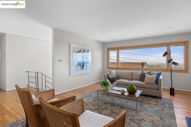 11718 Cranford Way, Oakland CA: https://media.crmls.org/mediaz/c649195f-5894-429f-b69d-dc0aab49aa8e.jpg