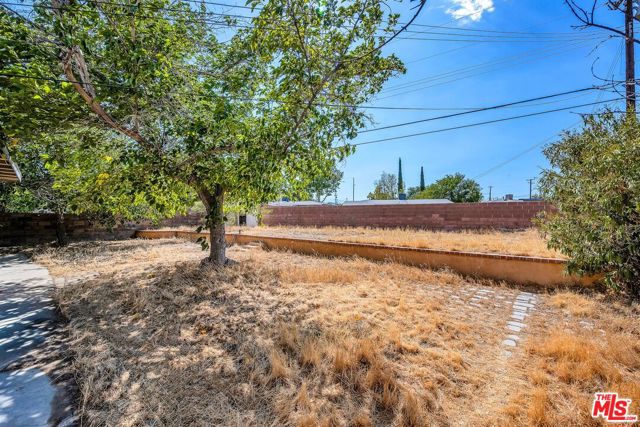 38869 Juniper Tree Road, Palmdale CA: https://media.crmls.org/mediaz/c6496a3b-e5c6-4e87-8bd9-8dba5092d523.jpg