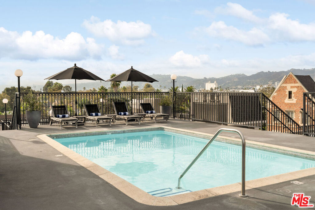 585 N Rossmore Avenue #407