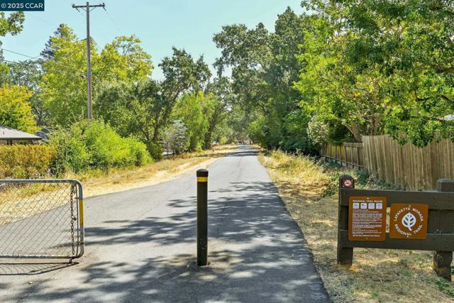 3352 Betty Ln, Lafayette CA: https://media.crmls.org/mediaz/c64bcff9-6545-4a84-9306-4c1890d5141d.jpg