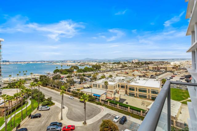 1830 Avenida Del Mundo, Coronado CA: https://media.crmls.org/mediaz/c64c69f0-4465-40d4-a042-0e7187ed9814.jpg
