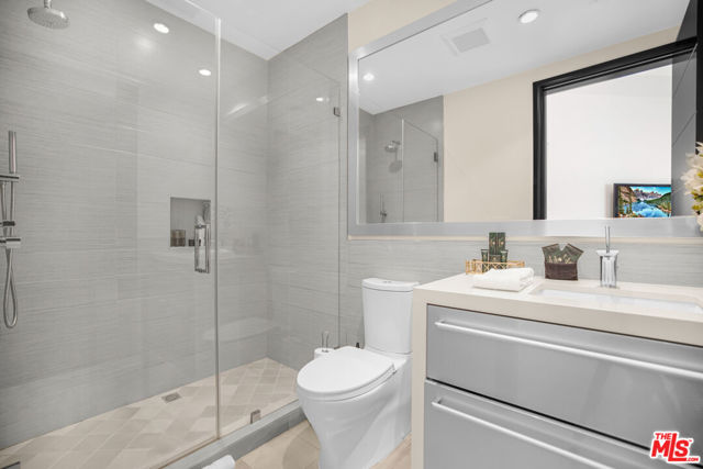 2501 Zorada Drive, Los Angeles CA: https://media.crmls.org/mediaz/c64d741b-d37c-484b-aa88-179e4ede3f8d.jpg
