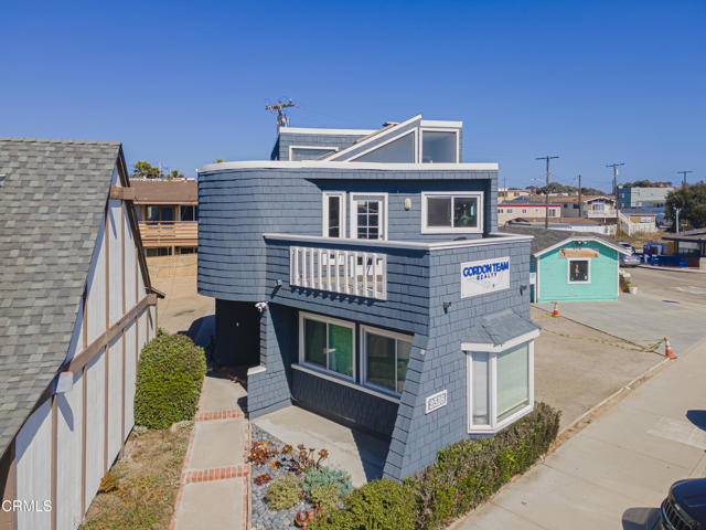 2516 Roosevelt Boulevard, Oxnard CA: https://media.crmls.org/mediaz/c64deee4-2daf-4bd7-a471-168cc136b992.jpg