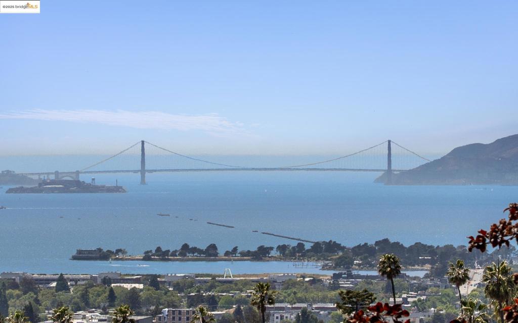 https://media.crmls.org/mediaz/c64e10c6-63e7-4520-9864-69de803e92f6.jpg?preset=X-Large