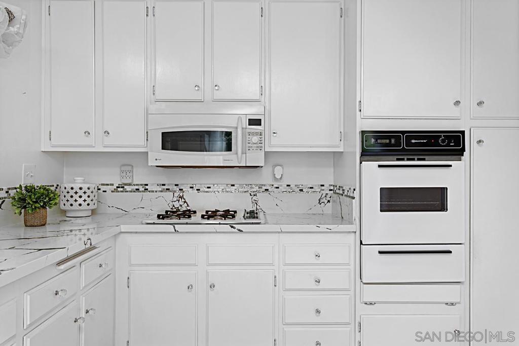 https://media.crmls.org/mediaz/c64eeccb-f1f0-426c-bd35-2179240aa562.jpg?preset=X-Large