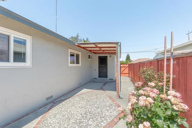 14510 Locust St, San Leandro CA: https://media.crmls.org/mediaz/c64fa8bc-6158-49d8-96d1-7117f4f57f76.jpg