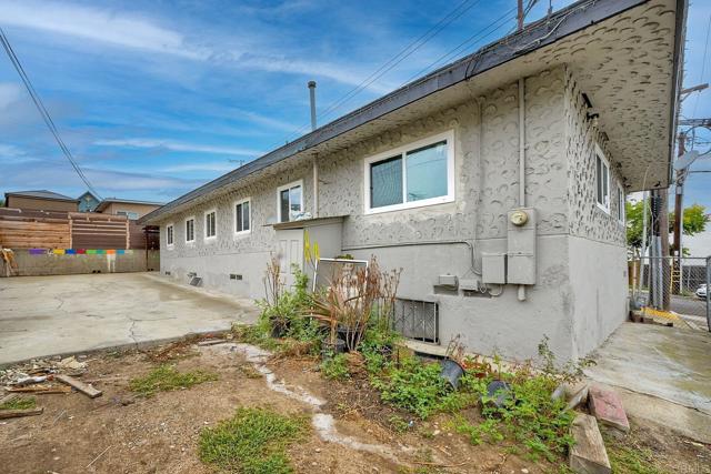 325 Dewey Street, San Diego CA: https://media.crmls.org/mediaz/c64fd075-9c84-45fd-85d7-37fe2defce3b.jpg