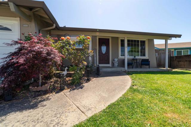 34505 Salinas Pl, Fremont CA: https://media.crmls.org/mediaz/c6501ea1-f037-42b6-a604-d77e1ee1665e.jpg