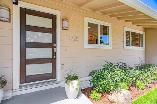 1728 Peartree Lane, Mountain View CA: https://media.crmls.org/mediaz/c650ecc8-14ff-48c6-a207-14a976dff0ce.jpg