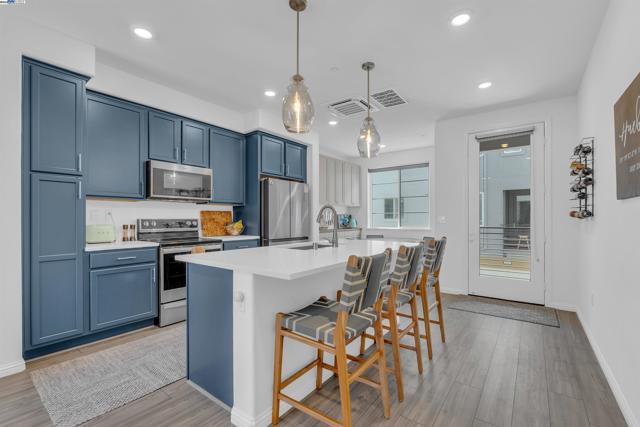 2866 Crusader st, Alameda CA: https://media.crmls.org/mediaz/c6510bdf-cbb7-4e1d-bb73-6a98a885afdb.jpg