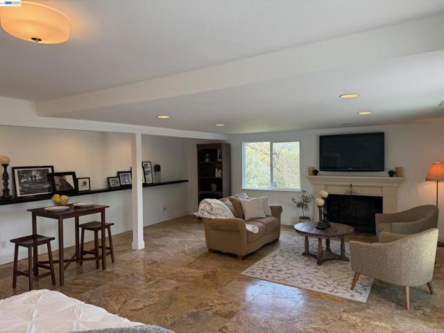 10700 Foothill Rd, Sunol CA: https://media.crmls.org/mediaz/c6517206-5c8f-454a-bb40-ff4e9a6d7452.jpg