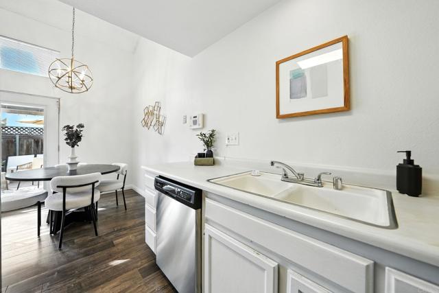 Detail Gallery Image 12 of 33 For 2876 Casey St #B,  San Diego,  CA 92139 - 3 Beds | 2 Baths