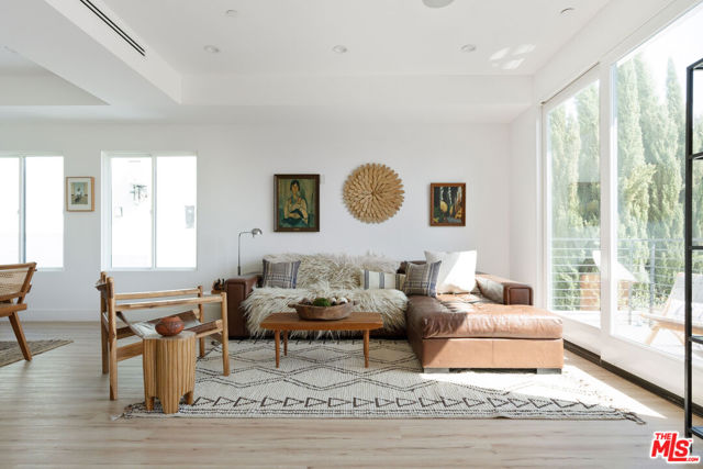 2514 Berkeley Avenue, Los Angeles CA: https://media.crmls.org/mediaz/c651ed14-375d-4ecc-8d67-5b28d4923651.jpg