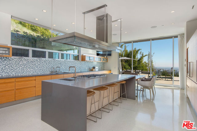 1290 Angelo Drive, Beverly Hills CA: https://media.crmls.org/mediaz/c6529555-80a4-459e-bc55-d72006f2a364.jpg