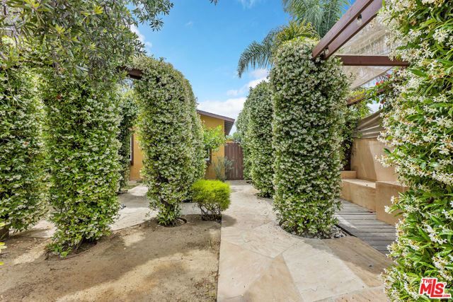 718 Vernon Avenue, Venice CA: https://media.crmls.org/mediaz/c6532b54-b4e8-48ec-8bea-0b67f22bcb5b.jpg