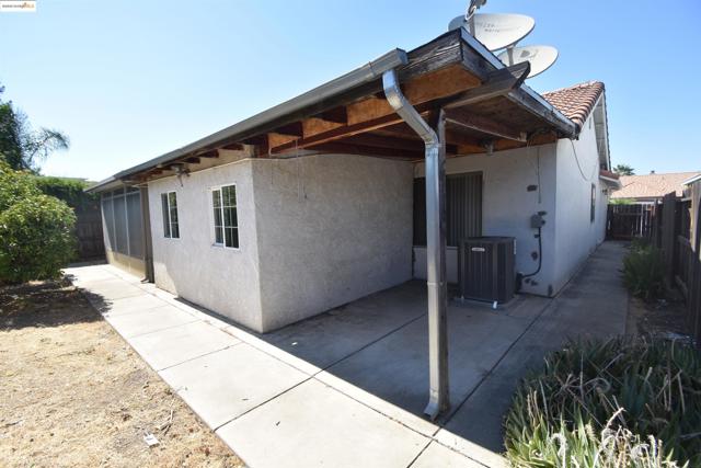 2960 Hebron Ln, Stockton CA: https://media.crmls.org/mediaz/c65445cb-2e53-46fa-8866-43ab2c3528ff.jpg