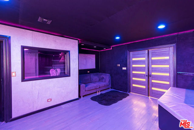 14132 Beresford Road, Beverly Hills CA: https://media.crmls.org/mediaz/c656a6ef-1ac7-4cae-b5fa-6188d6e40bd3.jpg