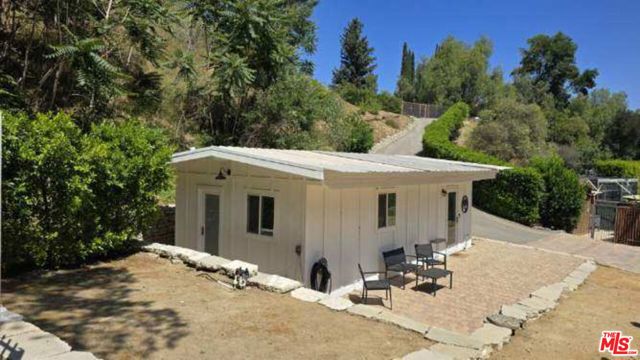 3 Ambar Drive, Woodland Hills CA: https://media.crmls.org/mediaz/c6585f00-1525-4766-b4e0-df6925ee7488.jpg