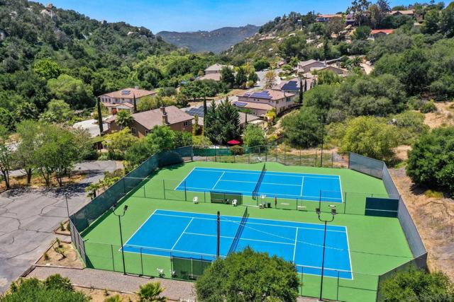 10562 Aspen Gln, Escondido CA: https://media.crmls.org/mediaz/c658df1d-7f35-4cda-a14d-ea5f5843e402.jpg